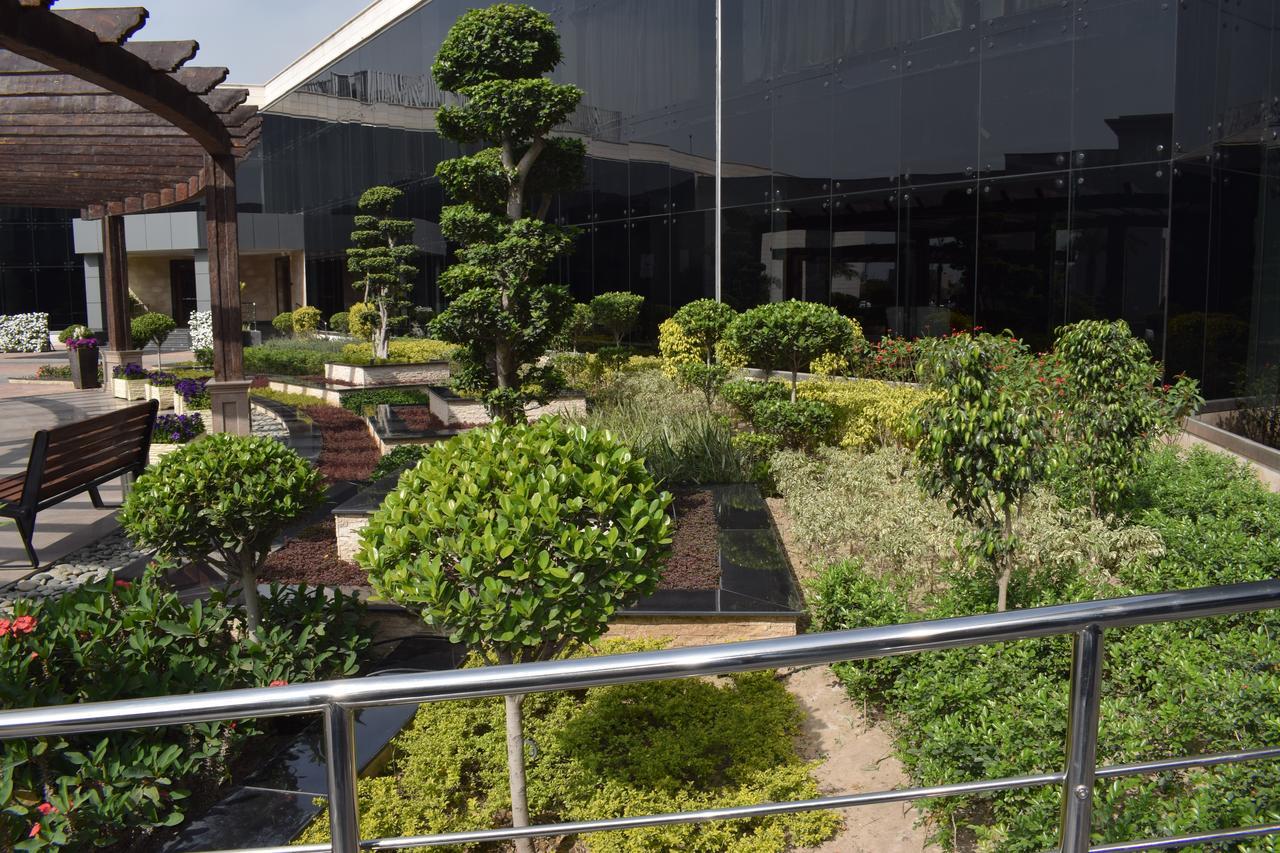 Defence Raya Golf & Country Club Hotel Лахор Екстериор снимка