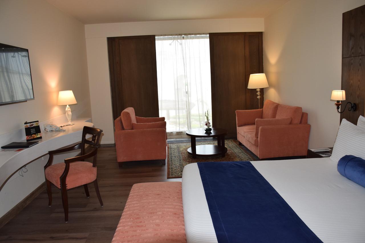 Defence Raya Golf & Country Club Hotel Лахор Екстериор снимка